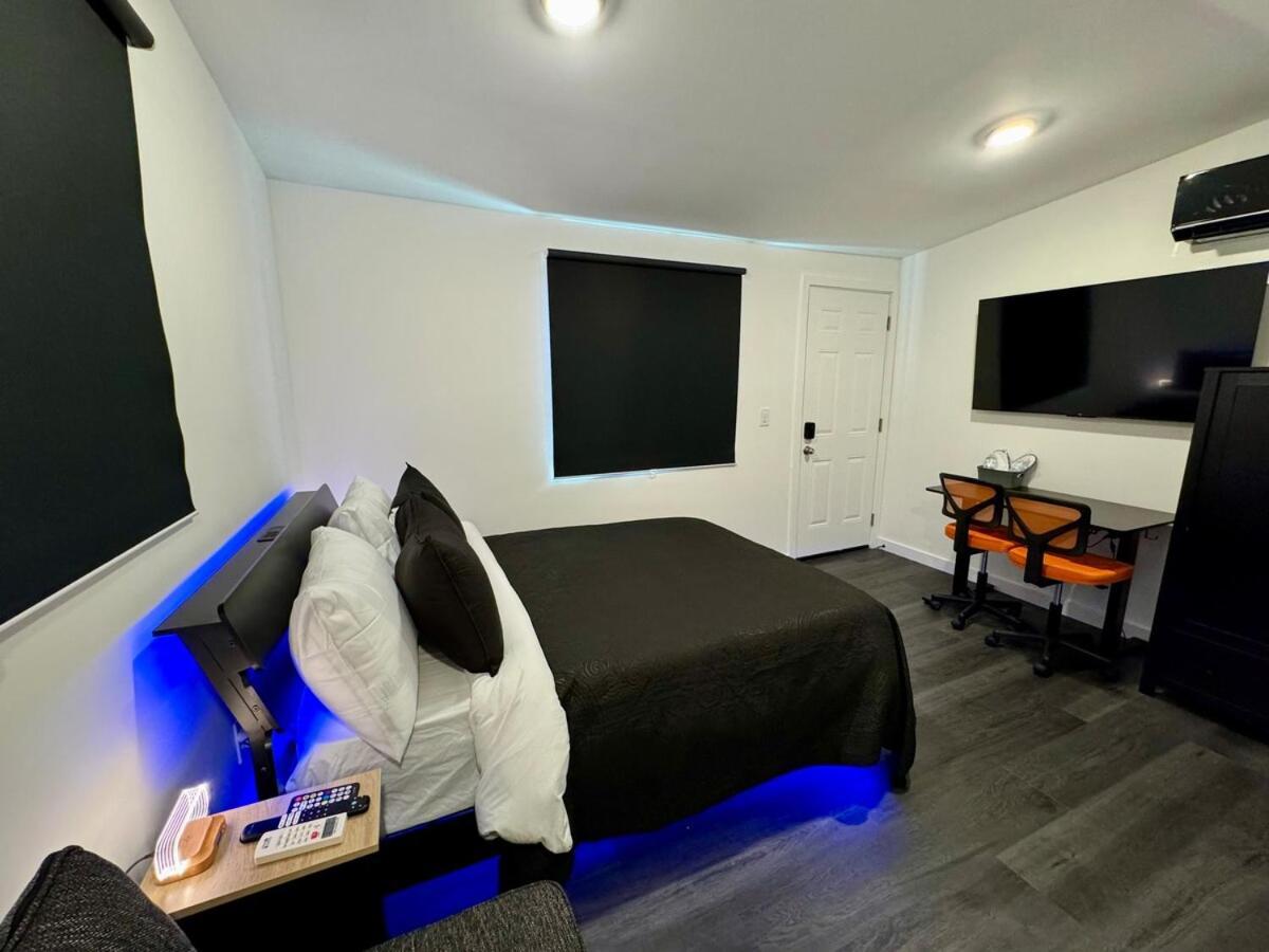 Your Downtown Cozy Studio With Backyard Unit C フェニックス エクステリア 写真
