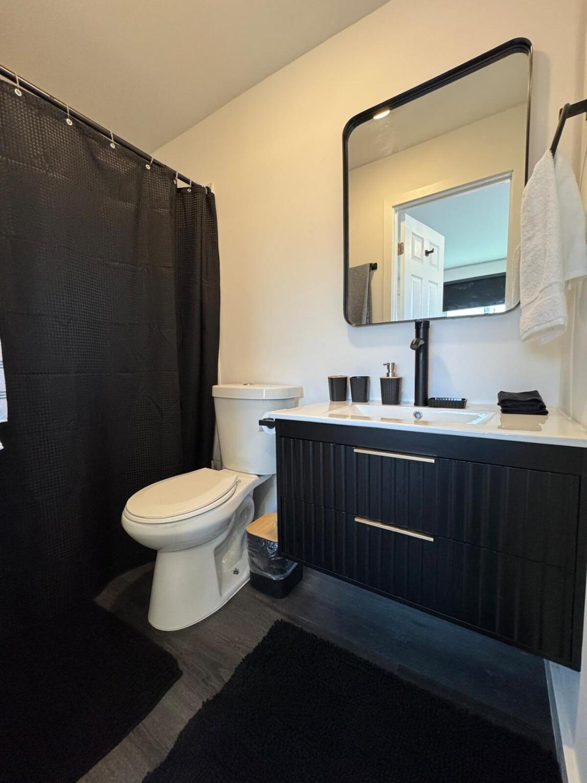 Your Downtown Cozy Studio With Backyard Unit C フェニックス エクステリア 写真